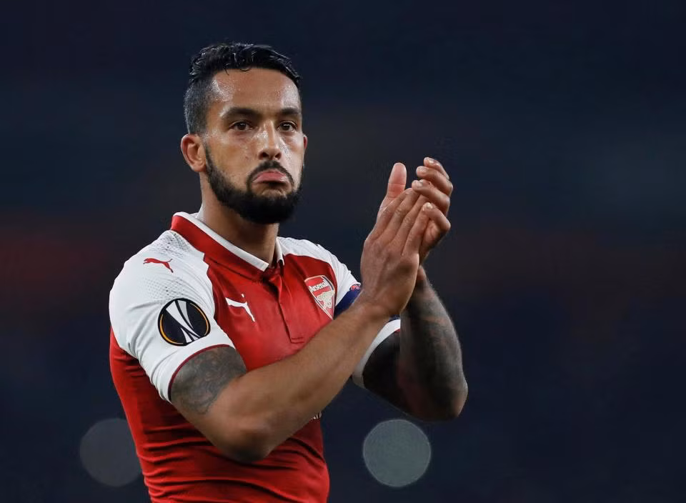 Arsenal rao bán Theo Walcott trong mùa đông: Cầu thủ chạy cánh người Anh không còn nằm trong kế hoạch của HLV Wenger, nên có thể tự do rời sân Emirates nếu Arsenal nhận được lời đề nghị hợp lý ở kỳ chuyển nhượng sắp tới. Kể từ đầu mùa, Theo Walcott chỉ được ra sân 10 trận, hầu hết là trong các trận đấu cúp của Arsenal. Hiện cả West Ham lẫn Southampton đều muốn có chữ ký Walcott. Ảnh: Mirror