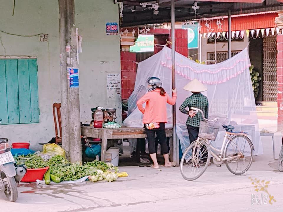 Những phản thịt ven đường luôn bị nhiều người tiêu dùng lắc đầu bởi sự thiếu an toàn vệ sinh thực phẩm do có thể nhiễm bẩn từ ruồi, muỗi và khói bụi. Để lấy lại lòng tin của người mua hàng, một người bán hàng đã nghĩ ra cách mắc màn cho hàng bán thịt lợn của mình và ngay lập tức được nhiều người chú ý.