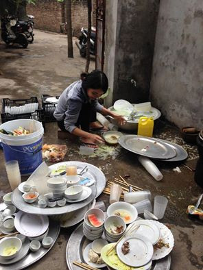 Đa phần, các hình ảnh đều cùng một nội dung đó là hội chị em gái ngồi bó gối nhìn đống bát đĩa, khay chậu vừa bẩn, vừa lộn xộn. Đã thế còn bị lẫn cả lon nước ngọt, rồi rác, rồi đồ ăn thừa.