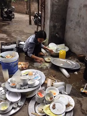 Đa phần, các hình ảnh đều cùng một nội dung đó là hội chị em gái ngồi bó gối nhìn đống bát đĩa, khay chậu vừa bẩn, vừa lộn xộn. Đã thế còn bị lẫn cả lon nước ngọt, rồi rác, rồi đồ ăn thừa.