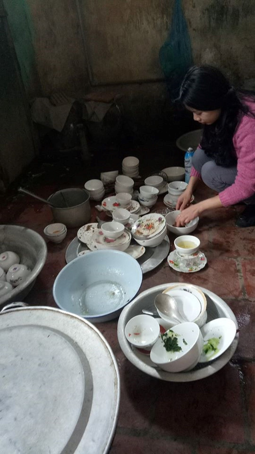 Thậm chí nhiều người còn cho rằng, nếu như không dám lên tiếng về việc phải đánh vật với đống bát thì đành lúi húi làm 1 mình vậy, chỉ sợ làm xong cũng cạch đến già.