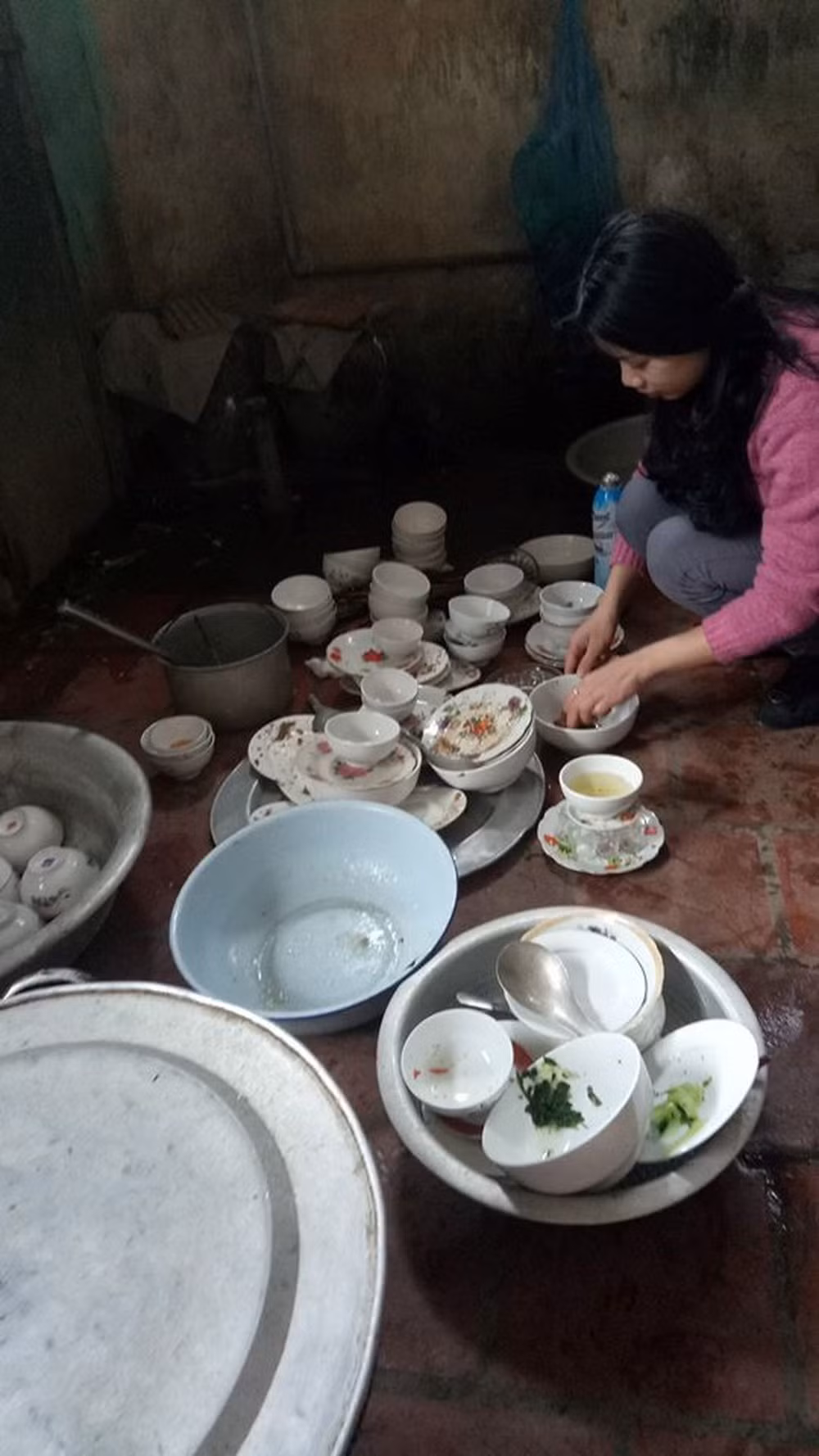 Thậm chí nhiều người còn cho rằng, nếu như không dám lên tiếng về việc phải đánh vật với đống bát thì đành lúi húi làm 1 mình vậy, chỉ sợ làm xong cũng cạch đến già.