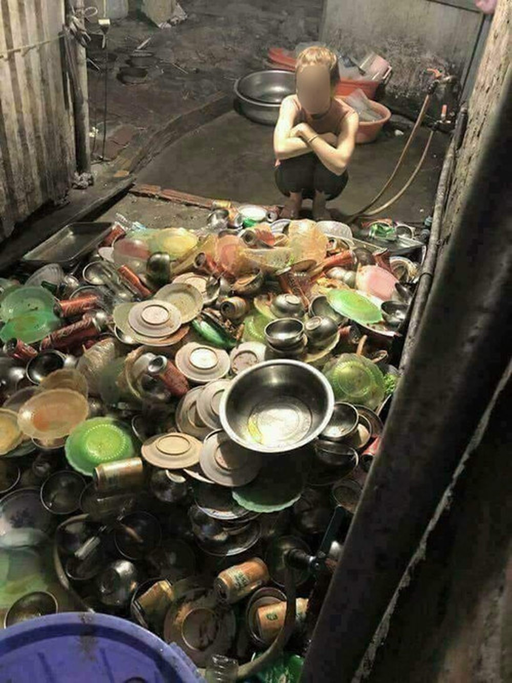 Qua đây các cô gái cũng thể hiện quan điểm của mình về chuyện bếp núc, nữ công gia chánh, đồng thời hiến kế trong hoàn cảnh éo le này.