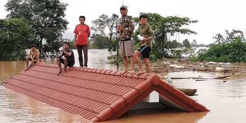 Còn nickname Minh Quang chia sẻ: "Nhìn giống Việt Nam, khổ lắm các bạn ạ. Chẳng kịp chạy khỏi con nước dữ. Nhà thì phải lên nóc ngồi, thực phẩm thì chờ tiếp tế. Cảnh màn trời chiếu đất là đây. Chia buồn với người láng giềng.