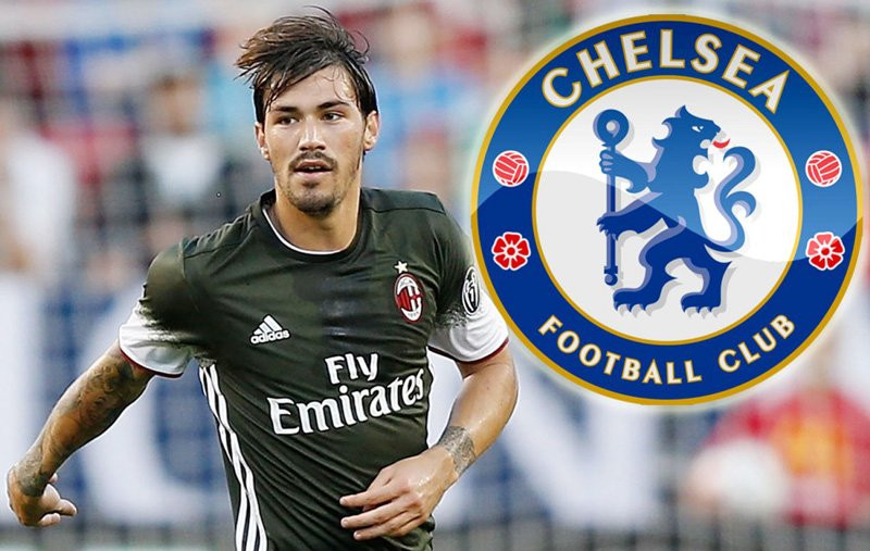 HLV Maurizio Sarri đang muốn bổ sung sức mạnh cho hàng phòng ngự với cặp trung vệ giàu tiềm năng của Milan đang trong tầm ngắm là Alessio Romagnoli và Mattia Caldara.