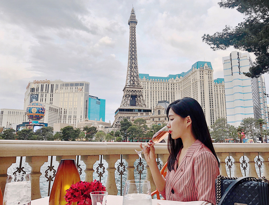 Mới đây, hot girl Kiều Trinh ghé thăm nước Mỹ vào đúng dịp sinh nhật của mình. Cô bay một mình và gặp bạn bè tại đây. 9X cũng tranh thủ check-in những địa điểm nổi tiếng ở Mỹ.