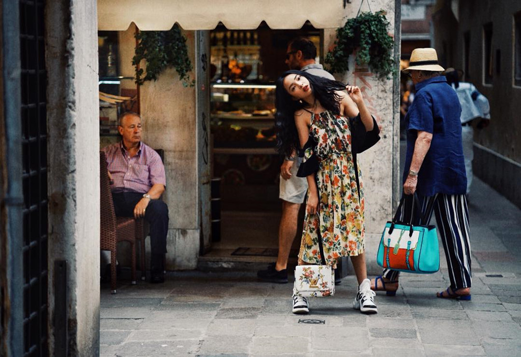 Châu Bùi đang có mặt ở Italy. Vốn ghi điểm bởi gương mặt lạnh lùng, cá tính nên khi ở trời Âu, cách tạo dáng này của hot girl Hà thành nhanh chóng phát huy được tác dụng.