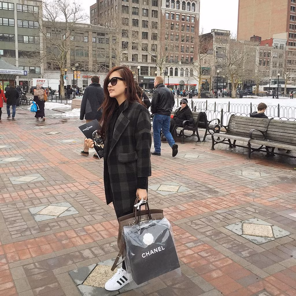 Hà Lade hiện là một trong những hot girl có cuộc sống xa hoa nhất. Sở hữu khối đồ hiệu khổng lồ, thường xuyên đi du lịch khắp nơi trên thế giới là những điều khiến dân mạng không khỏi ghen tỵ với cô.