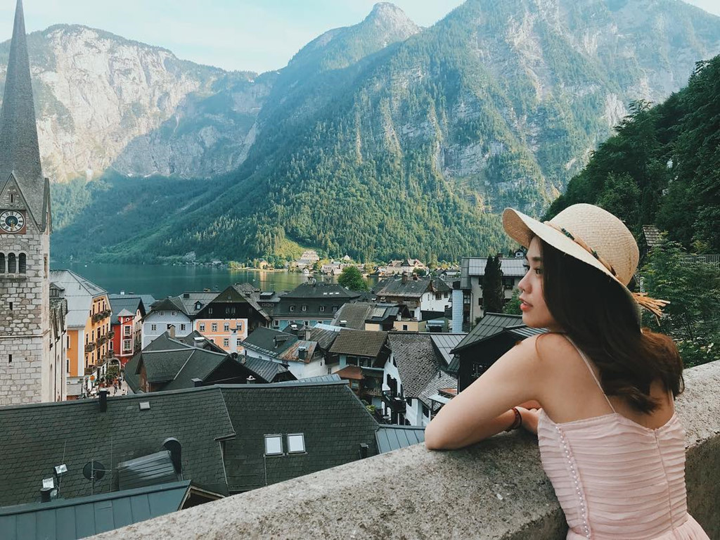 Ngọc Thảo hiện có chuyến du lịch châu Âu cùng bạn trai. Mỗi ngày, cô đều đăng ảnh khiến dân mạng "xuýt xoa". Diện những trang phục đơn giản kết hợp với phụ kiện đồng điệu, hot girl Sài thành đã hóa "nàng thơ" duyên dáng.