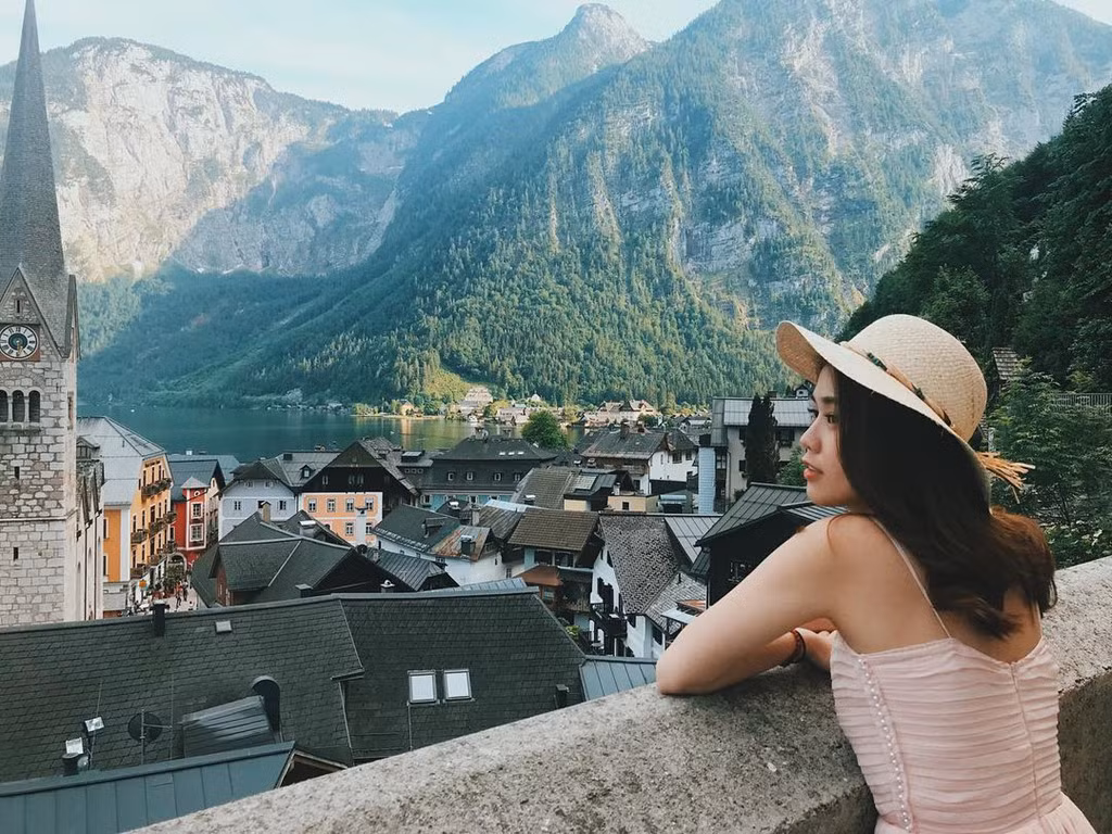 Ngọc Thảo hiện có chuyến du lịch châu Âu cùng bạn trai. Mỗi ngày, cô đều đăng ảnh khiến dân mạng "xuýt xoa". Diện những trang phục đơn giản kết hợp với phụ kiện đồng điệu, hot girl Sài thành đã hóa "nàng thơ" duyên dáng.