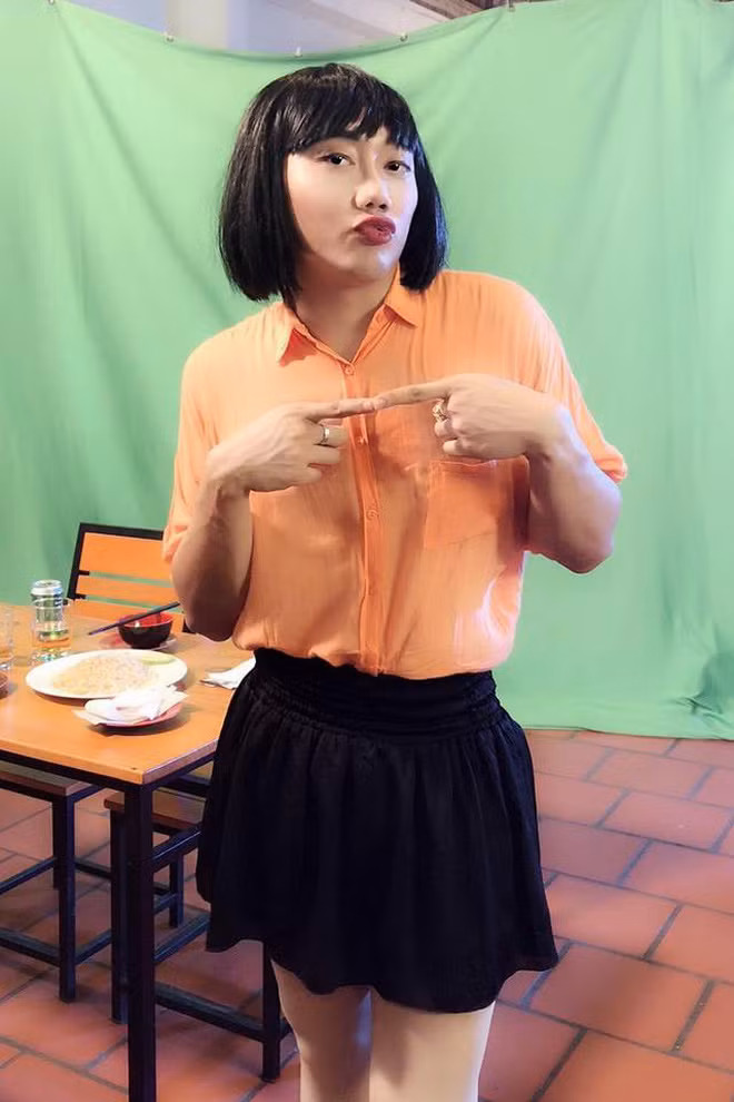 Ginô Tống tên thật là Tống Phạm Minh Khánh, sinh năm 1993 và là cái tên nổi đình nổi đám trên mạng xã hội với series "Phim cấp 3".