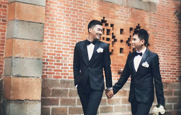 Lai Ka và Vũ Hí được biết đến là cặp đôi đồng tính nam được nhiều bạn trẻ biết tới về vẻ đẹp và chuyện tình vô cùng đẹp của họ. Mới đây, cặp đôi này đã tiếp tục khiến nhiều người phải ngả nghiêng với bộ ảnh cưới ngọt ngào mà họ vừa cho đăng tải.