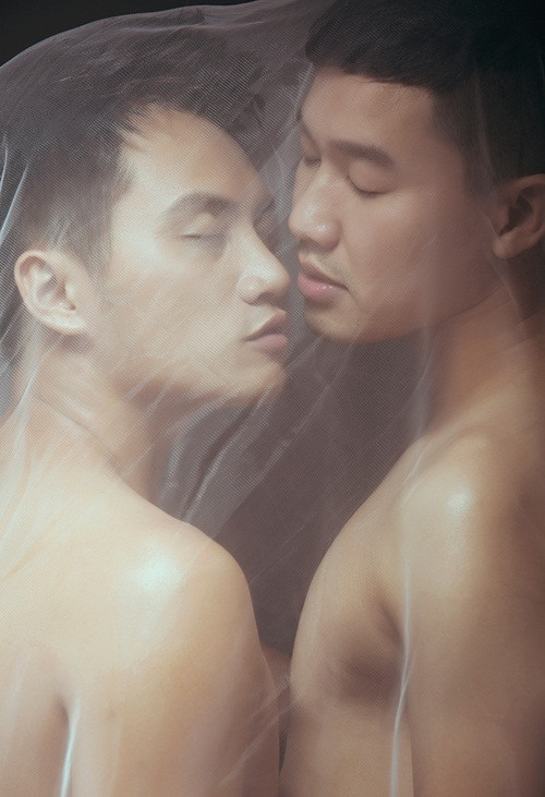 Cặp đôi bộc lộ tình cảm, sự ngọt ngào một cách bình đẳng ở nơi công cộng.