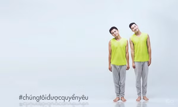 Bộ ảnh lãng mạn của cặp đôi đồng tính nam được nhiếp ảnh gia Kiếng Cận thực hiện trong vòng một buổi. Nhiếp ảnh gia thường xuyên chụp những bộ ảnh cưới, ảnh lưu niệm cho các cặp đôi đồng tính.