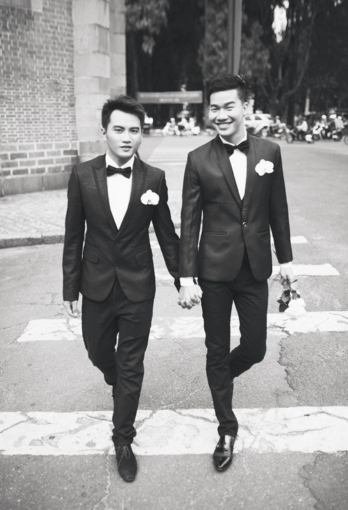 Bộ ảnh như cuộc dạo chơi, bình dị, tự nhiên, nhưng trong mỗi tấm hình, Ka và Hí đều thể hiện sự gắn bó, đôi khi là vòng ôm, chạm nhẹ hay nắm tay siết chặt, tất cả đều toát lên tình cảm ngọt ngào.