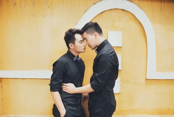 Một phần bộ ảnh cặp đồng tính nam được thực hiện ở trung tâm quận 1 TP HCM. Lai Ka và Vũ Hí không ngại thể hiện tình cảm với nhau ngay trên phố.