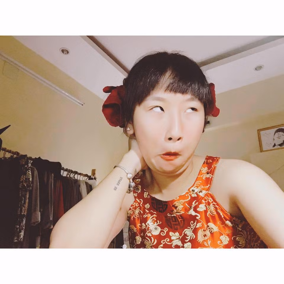 Sau một thời gian im hơi lặng tiếng, Trang Hý mới đây tái xuất bằng những clip cover hài hước "phá đảo thế giới ảo" và vẫn với biểu cảm khua chân múa tay, môi chề, mắt nhắm tịt, đầu quay cuồng.