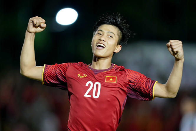 Dù nhỏ con hơn đối thủ nhưng Văn Đức lại có tốc độ và khả năng sút 2 chân như 1.