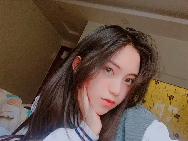 Sau khi bất ngờ nổi tiếng, Thanh Ngân tỏ ra ngại vì bỗng dưng được nhiều người dành sự chú ý. Nữ sinh 10X này cũng cho rằng mình không phải là người nổi bật nhất ở trường vì xung quanh còn có nhiều bạn xinh và tài năng hơn nhiều.