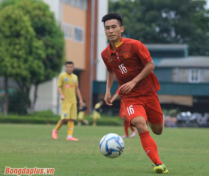 Không tham gia ở đợt chuẩn bị cho VCK U19 châu Á 2018 cùng đồng đội, nhưng Trần Văn Công là một trong những quân bài không thể thiếu ở hàng tiền vệ của các cầu thủ U19 Việt Nam hiện nay.