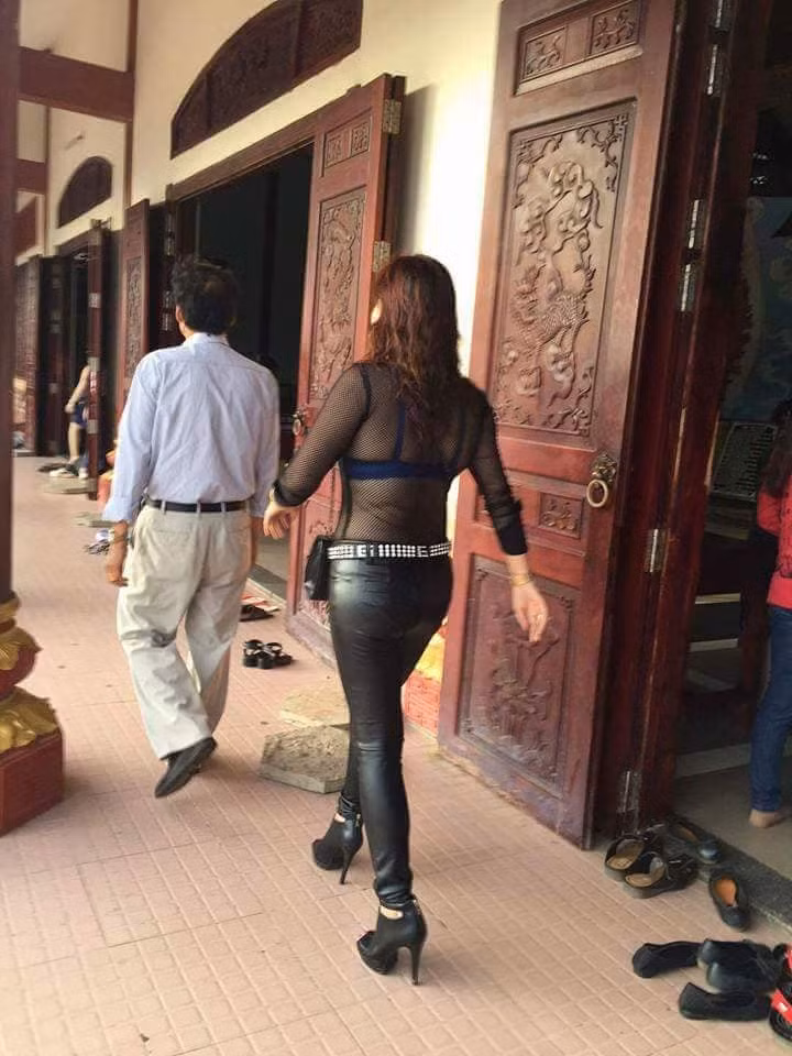 Còn nickname H.N cho biết: "Chịu, chẳng biết nói sao. Không biết ý thức ở đâu mà vào nơi chùa chiền tôn nghiêm lại ăn mặc như vậy. Thật hết chịu nổi".