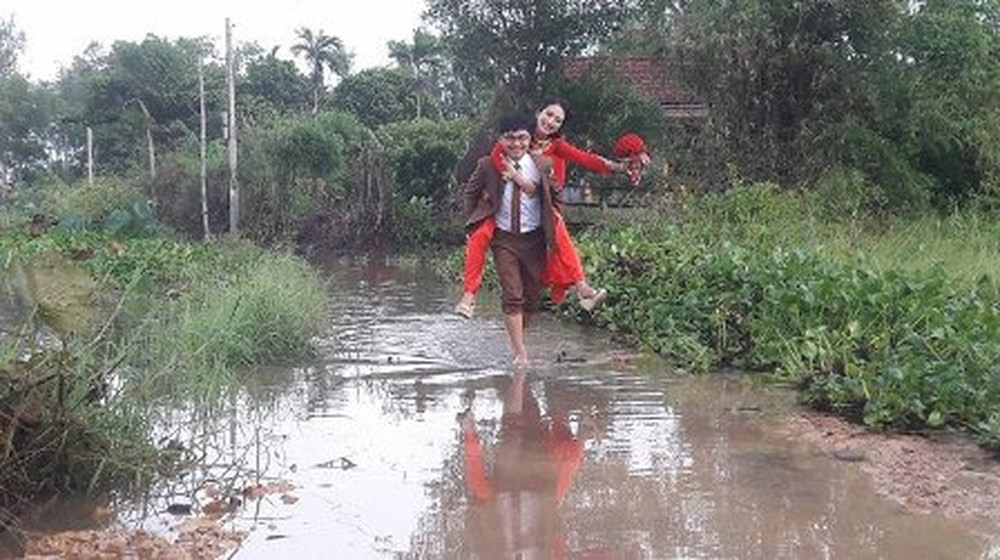 Trước đó, một số hình ảnh rước dâu ngày lũ lụt trong đám cưới ở các làng quê, khiến cư dân mạng cảm động xen lẫn niềm vui, chúc phúc cô dâu chú rể trong ngày trọng đại.