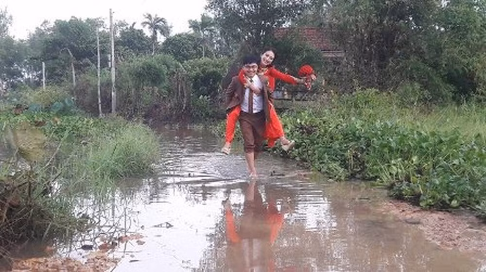 Trước đó, một số hình ảnh rước dâu ngày lũ lụt trong đám cưới ở các làng quê, khiến cư dân mạng cảm động xen lẫn niềm vui, chúc phúc cô dâu chú rể trong ngày trọng đại.