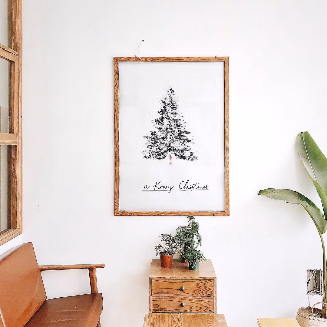 Giáng Sinh năm nay, ở KONE có hẳn một góc nhỏ ngay phía cầu thang như chào đón khách hàng đến với không gian ngập tràn sự vui nhộn ấm áp. Góc nhỏ có cây thông Noel được trang trí cực "kool", thêm cả núi quà thắt nơ vuông vắn, chỉ đơn giản vậy thôi, nhưng cứ lên hình là lại trở nên "xịn" hẳn.