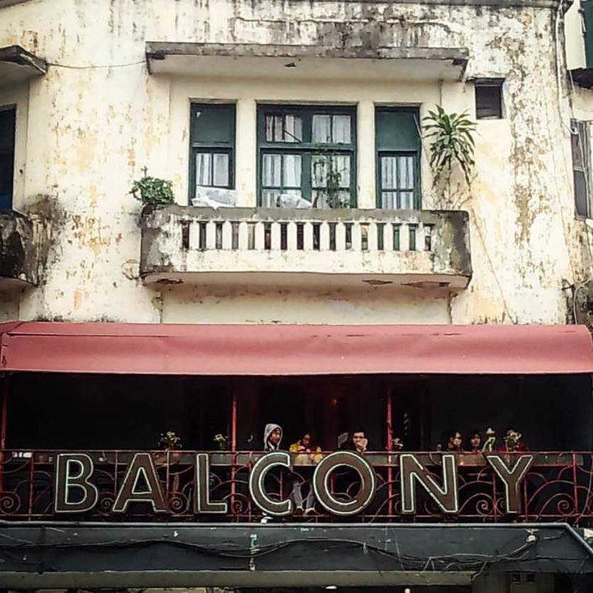 Không đơn thuần là một quán café, Balcony là sự kết hợp của cafe và bar, nên dải menu của quán cũng khá đa dạng, từ những đồ uống đơn giản là cafe nước ép sinh tố đến những món đồ uống đá xay hiện đại và những món đồ uống có cồn hơn như bia, rượu, cocktail.