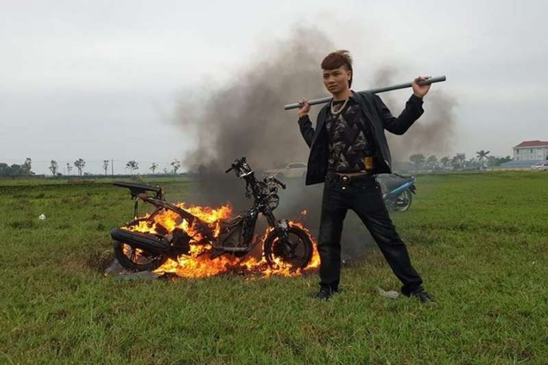 Tại cơ quan điều tra, bên cạnh việc bị tạm giữ vì đánh bạc, qua quá trình đấu tranh, đối tượng Khá Bảnh (tức Ngô Bá Khá) khai có sử dụng ma túy và qua xét nghiệm cũng phát hiện Khá dương tính với ma túy.