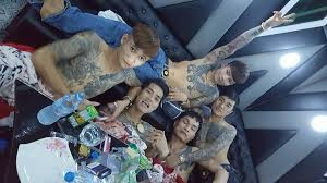 Ảnh Khá Bảnh tụ tập với những thành phần bất hảo.