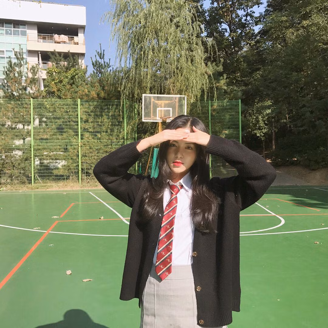 Cô nữ sinh cực đẹp trong bộ đồng phục được dân mạng nhắc tới thời gian qua đó là Yang Dasil (SN 2000) hiện học sinh của trường Trung học Nghệ thuật Halim. Đây là một trong những ngôi trường cấp 3 danh giá mà rất nhiều thần tượng, nghệ sĩ nổi tiếng của Hàn Quốc từng theo học.