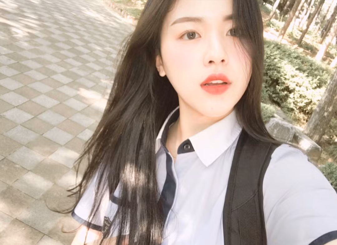Sở hữu làn da trắng sáng mịn màng cùng sống mũi cao thẳng, cùng nụ cười tỏa nắng, nữ sinh Yang Dasil chiếm trọn tình cảm của nhiều anh em trong cộng đồng mạng những ngày qua.