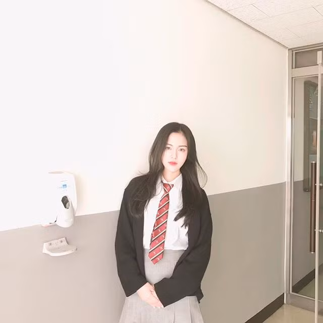 Trong bộ đồng phục chẳng mấy đặc biệt nhưng nhan sắc của Yang Dasil đã khiến mọi thứ trở nên vô cùng khác biệt.