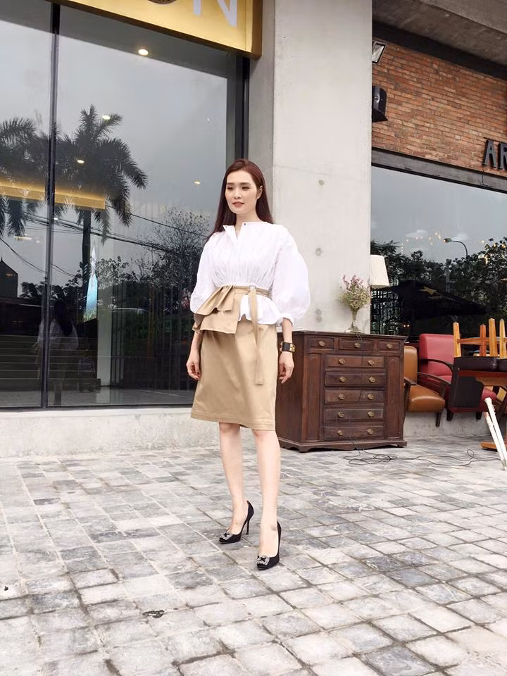 Sở hữu khuôn mặt quý phái và những đường nét hết sức, chị Tracy Thư Lương luôn trở thành tâm điểm của ống kính phóng viên mỗi khi xuất hiện trên sân bóng rổ, đặc biệt là khi "đứa con cưng" Thanglong Warrios thi đấu.