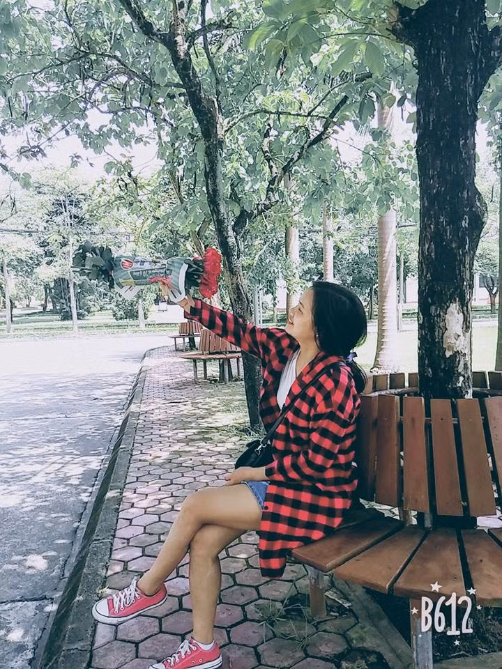 Đơn cử như nickname C.L có bình luận: "Hè đến rồi, mình phải đăng ký ngay một phòng tập mới được. Cũng ế ẩm quá, 27 tuổi mà chưa cầm tay con gái"