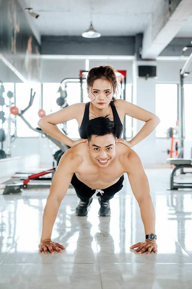 Sau đó, cô nàng này còn chia sẻ thêm rằng, hôm đăng bài viết là ngày kỉ niệm tròn 1 tháng "về chung một nhà" với anh phòng tập.