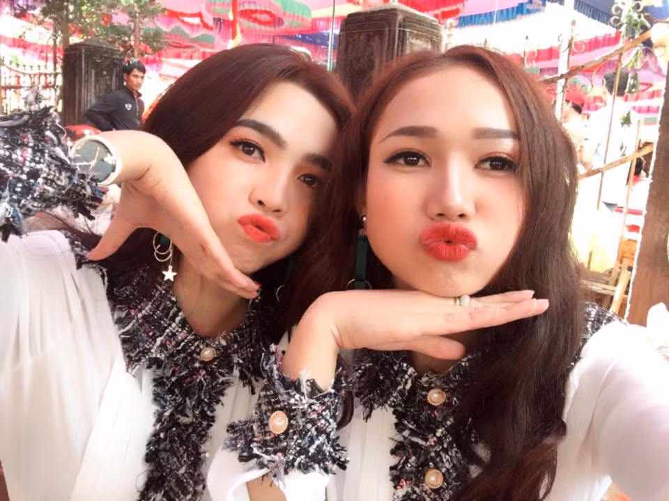 H'Abi Niê (trái) và H'Dalin Eban (phải) là đôi bạn cực thân. Họ làm gì cũng có nhau, đi đâu cũng cùng nhau, thường xuyên diện đồ đôi. Và đặc biệt, hai cô gái cũng cực kỳ xinh xắn.