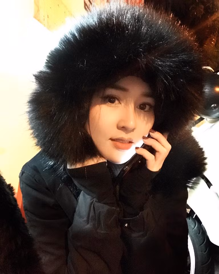 Sức ảnh hưởng của clip "thả thính" cực bá đạo của "hot girl tiệm net" Đóa Nhi đến nay dường như vẫn chưa hạ nhiệt. Ăn theo phong trào "thả thính", nhiều bạn trẻ đã thực hiện các clip tán tỉnh những cô gái bán hàng xinh đẹp. Mới nhất, clip tán tỉnh một hot girl bán trà sữa Việt Nam đã tạo ra sức hút rất lớn trên mạng xã hội nhờ nhan sắc quá "vi diệu" của nữ nhân vật chính.