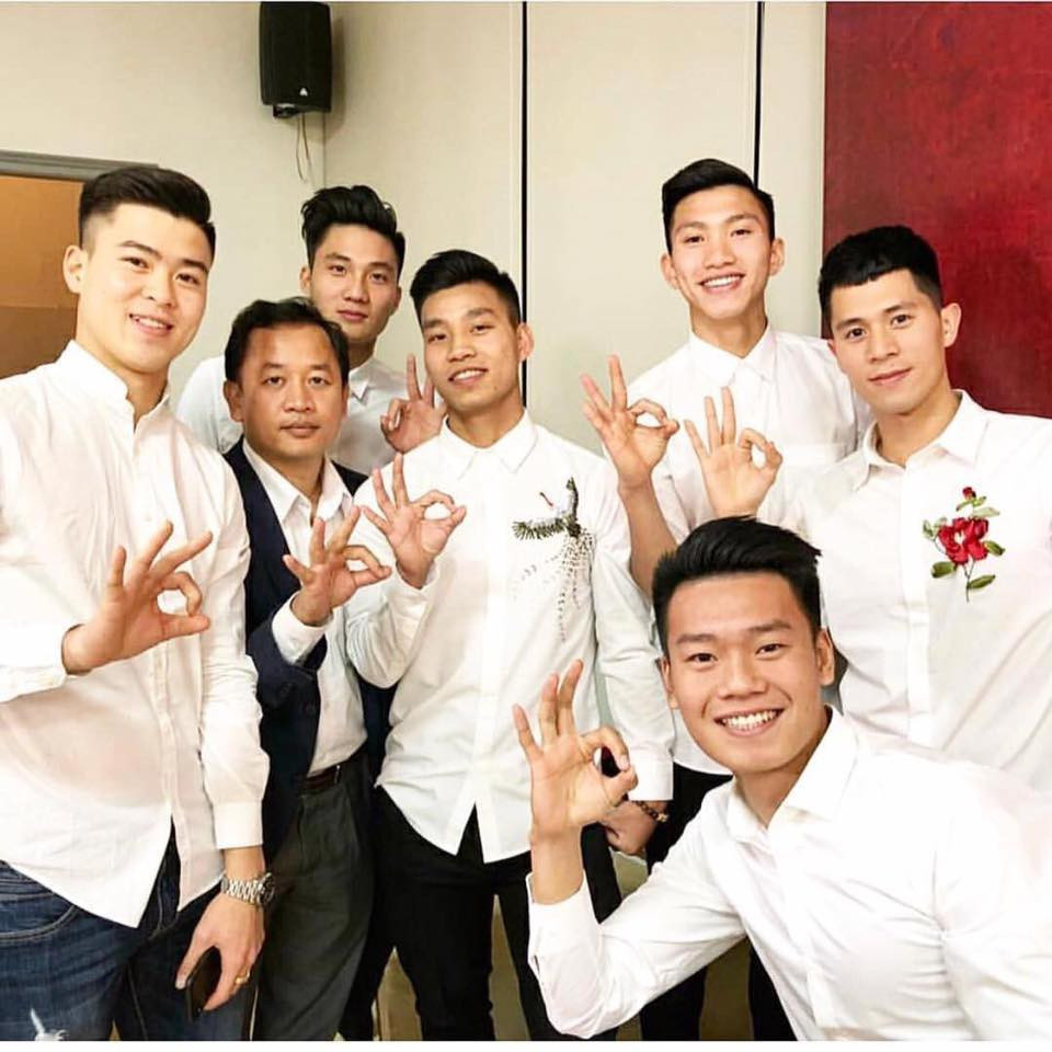 Khoảng hơn 1 năm trước, cư dân mạng đã cực kỳ thích thú trào lưu chụp ảnh biểu tượng Zero9. Thế mà, đội U23 Việt Nam còn đi trước cả giới trẻ vì đã chụp ảnh nhóm kiểu này từ cách đó cả tháng.