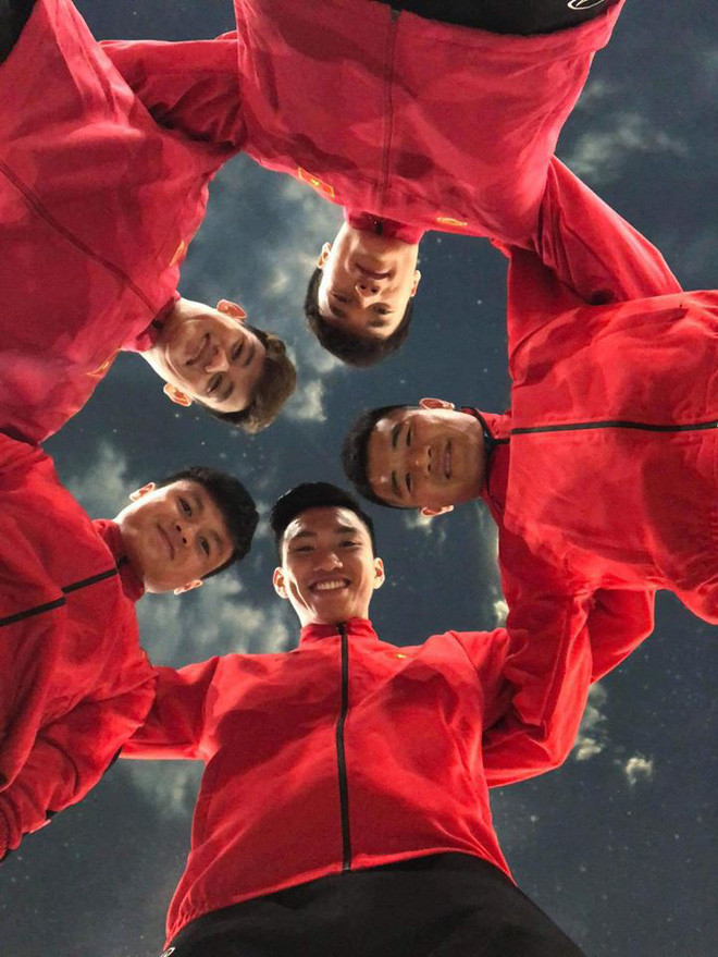 Với độ "soái ca" sẵn có của các cầu thủ đội tuyển Việt Nam đã tạo ra những bức ảnh tưởng như chụp cho vui này có thể khiến nhiều poster phim phải e dè.