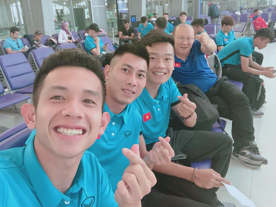 Các chàng trai cũng không đứng ngoài trào lưu "làm mưa làm gió" mạng xã hội: thả tim. Chơi một mình chưa đủ, các cầu thủ còn rủ thêm thầy Park chung vui.