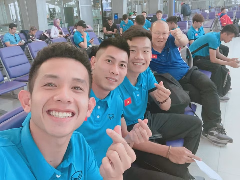 Các chàng trai cũng không đứng ngoài trào lưu "làm mưa làm gió" mạng xã hội: thả tim. Chơi một mình chưa đủ, các cầu thủ còn rủ thêm thầy Park chung vui.