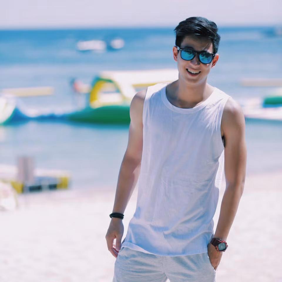 Không chỉ được ngưỡng mộ bằng vẻ đẹp trai bề ngoài, nhiều người còn nhắc tới Phạm Hồng Nam với những chiếc tích anh đã dành được từ giải trẻ tới quốc gia. Mặc dù mới 20 tuổi nhưng hot boy cầu lông đã sở hữu bảng thành tích hơn 30 chiếc huy chương, đây là một bảng thành tích khá đồ sộ so với lứa tuổi của anh.