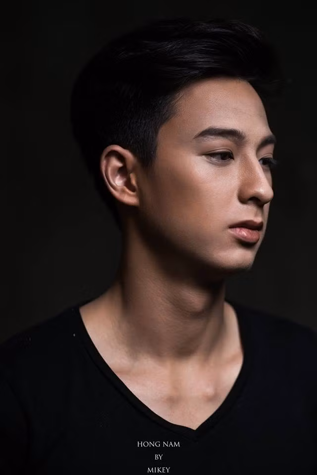 Khuôn mặt đẹp cùng thân hình vạm vỡ của Hồng Nam khiến trái tim của nhiều nữ cư dân mạng trên mạng xã hội phải xiêu lòng, gục ngã. Còn nhớ, cách đây chưa lâu, chính hot boy làng cầu lông Việt này đã từng được rất nhiều các trang tin bên Thái Lan nhắc đến với hình tượng một nam thần điển trai.