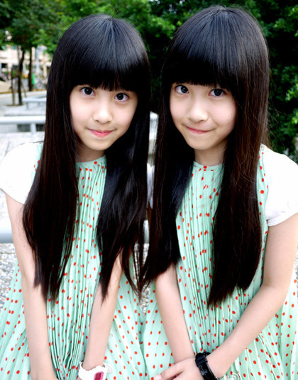 Sandy và Mandy sinh ngày 31/7/2001, hiện đang sống cùng bố mẹ tại Cao Hùng (Đài Loan).