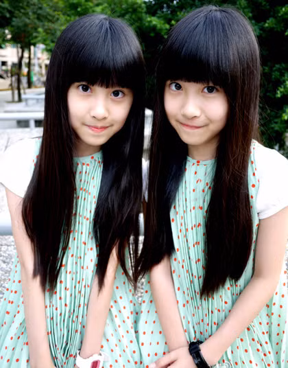 Sandy và Mandy sinh ngày 31/7/2001, hiện đang sống cùng bố mẹ tại Cao Hùng (Đài Loan).