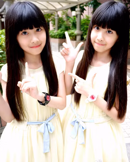 Những hình ảnh trên trang cá nhân Weibo của Sandy và Mandy thu hút được sự quan tâm lớn của cộng đồng mạng. Ngoài ra, họ còn nhận ra rằng cặp song sinh này luôn có một kiểu chụp hình đặc trưng đó là cười mím môi, mắt tròn mở thật to.