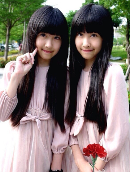 Cặp song sinh trở thành mẫu nhí đắt sô ở Đài Loan nhờ những hình ảnh đời thường đáng yêu và tài dance cover các ca khúc nổi tiếng.