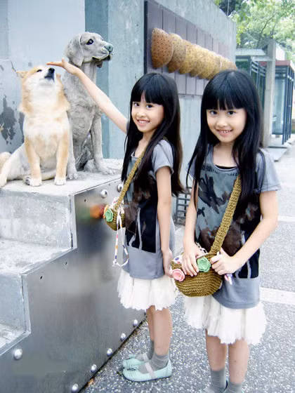 Sandy có tên thật là Châu Vu Hy, em gái tên là Châu Vu Hàm. Hai chị em đều thích các nhóm nhạc Kpop như SNSD, T-ara, 2NE1. Ảnh: Weibo.